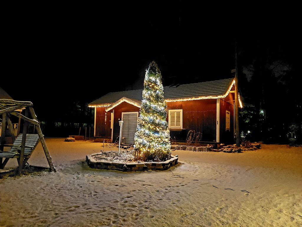 Säkylä | Sami Miettinen kuvasi pihapiirinsä mummonmökin, Villa Vihelän  punaisen pirtin, joka huokuu joulun tunnelmaa Säkylässä: 