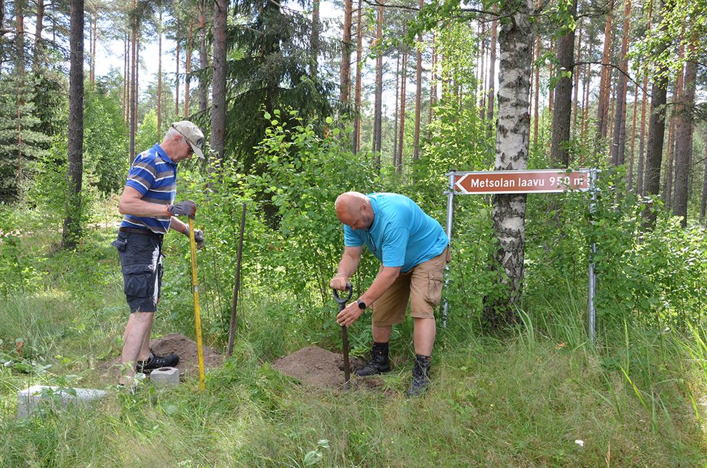 Kauttuan metsän opastekyltit näyttävät reitin Metsolan laavulle |  Alasatakunta